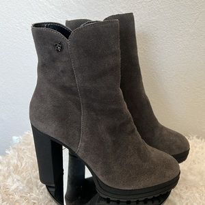 New! DKNY Tessi Zip up Platform Lug Sole Suede Boot Gray Size 6.5